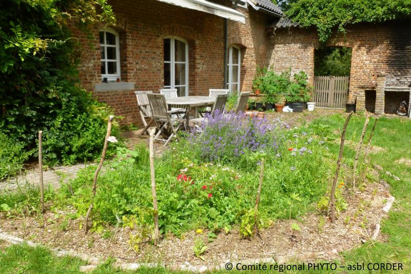 Terrasse fleurie dans un jardin de particulier