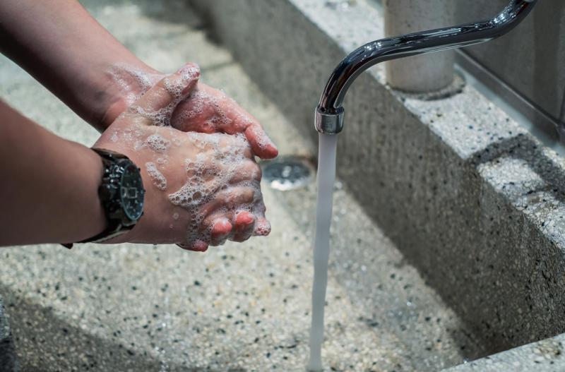 Lavage des mains au savon après pulvérisation de produit